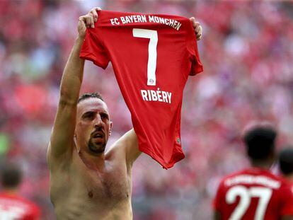 Ribery, del Bayern, muestra su camiseta a la grada.
