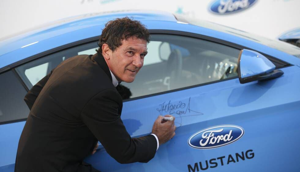 Antonio Banderas firma el Ford Mustang en la Gala de Starlite.