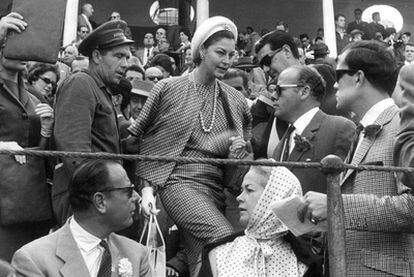 Un grupo de periodistas rodea a la actriz Ava Gardner en una corrida de toros en Sevilla.