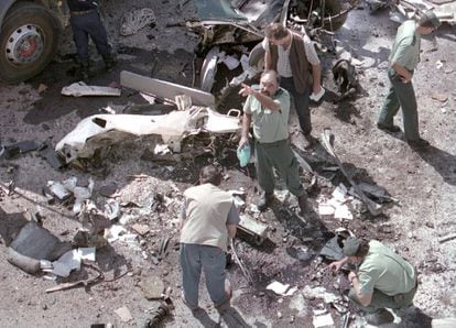 Agentes de la Guardia Civil inspeccionan los restos del vehículo explosionado por una bomba lapa, en Sallent de Gállego (Huesca), en agosto del año 2000.