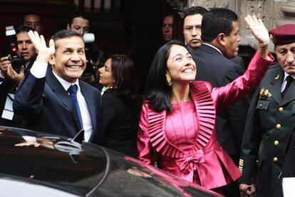 Ollanta Humala y su esposa, Nadine Heredia, saludan a su llegada a la sede de la Cancillería en Lima, antes de ser investido como nuevo presidente de los peruanos