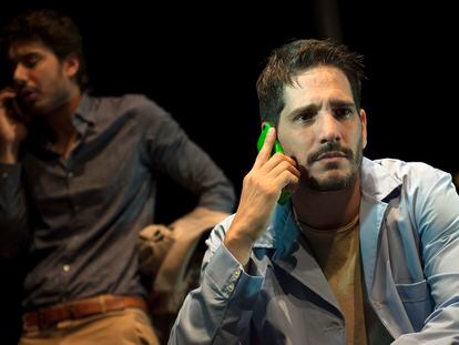 Lautaro Perotti (en primer término) y Santi Marín, interpretan en 'Próximo' a una pareja que se conoce y enamora a distancia.