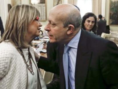 La consejera catalana de Enseñanza, Irene Rigau, y el ministro de Educación, José Ignacio Wert, el pasado febrero.