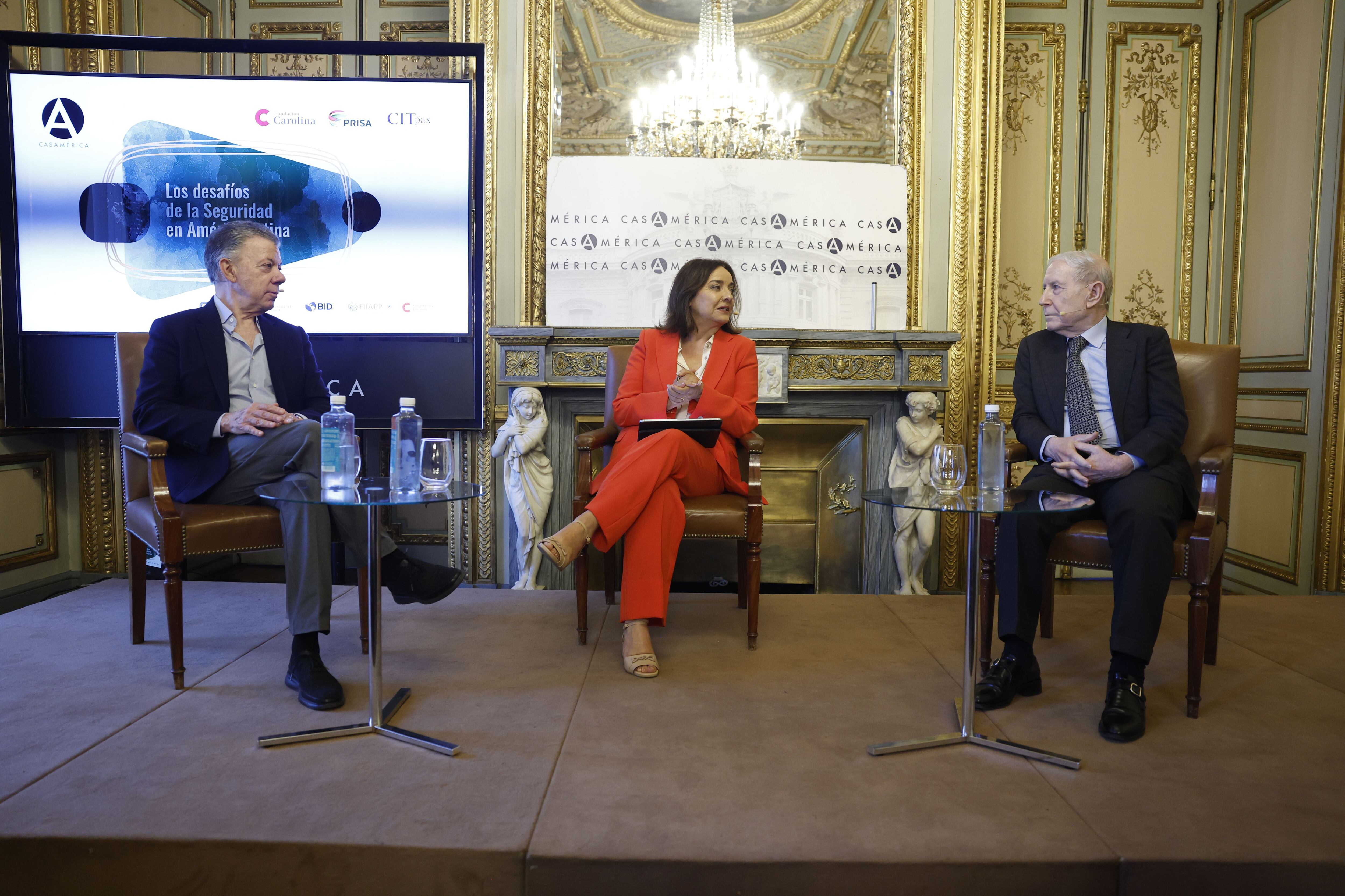 Juan Manuel Santos e Solomo Ben Ami conversam com a diretora do EL PAÍS, Pepa Bueno.