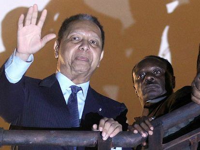 Jean-Claude Duvalier 'Baby Doc', saluda, desde un balcón del Hotel Karibe de Puerto Príncipe, a sus seguidores.