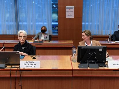 La subsecretaria de Estado, Wendy Sherman, con la presidenta del Comité de Política de Seguridad del Consejo de la UE, Delphine Pronk, este martes en Bruselas.
