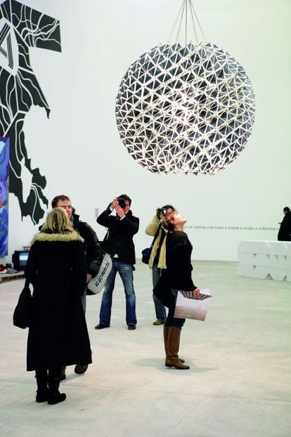 <i>Inverted Berlin Sphere</i> (2005), expuesta en el Palacio de la República de Berlín.