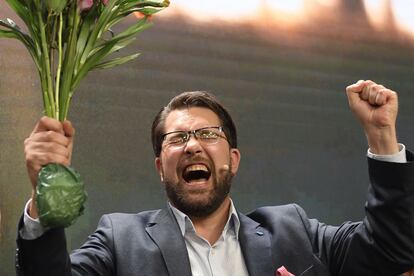 Jimmie Akesson, el líder de Demócratas de Suecia, celebra el resultado electoral, la madrugada del lunes en un hotel de Estocolmo.