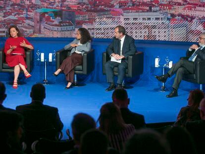 Desde la izquierda, la directora de EL PAÍS, Pepa Bueno; la embajadora de Estados Unidos en España, Julissa Reynoso; el secretario general iberoamericano, Andrés Allamand; y el presidente del Real Instituto Elcano, José Juan Ruiz, en la conferencia del CAF-Banco de Desarrollo de América Latina, este jueves en la sede de Casa de América en Madrid.