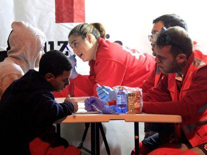 Miembros de Cruz Roja atienden a inmigrantes rescatados el miércoles en el Estrecho.