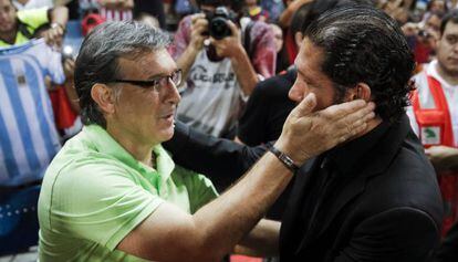 Diego Simeone y Tata Martino, al inicio del partido.