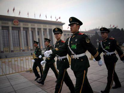 Policías paramilitares montan guardia en la plaza de Tiananmen antes del comienzo de la Asamblea Nacional Popular.
