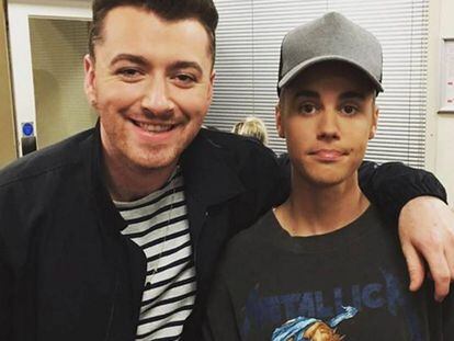 Los cantantes Sam Smith y, a la derecha, Justin Bieber con una camiseta de Metallica.