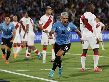 Giorgian de Arrascaeta, de Uruguay, celebra su gol frente a Perú.