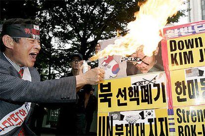 Activistas surcoreanos queman una pancarta del líder norocoreano Kim Jong Il durante una protesta contra la prueba nuclear de Corea del Norte.