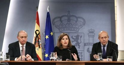 Sa&eacute;nz de Santramar&iacute;a, tras el Consejo de Ministros con los titulares de Educaci&oacute;n, Jose Ignacio Wert (d) y de Interior, Jorge Fern&aacute;ndez D&iacute;az.