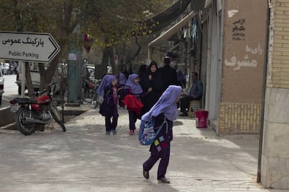 Niñas saliendo de un colegio en la ciudad de Yazr, en Irán.