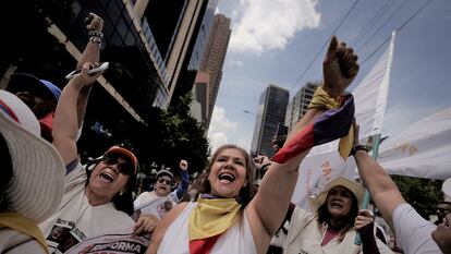Asistentes a la marcha a favor del Gobierno, el 27 de septiembre en Bogotá (Colombia).