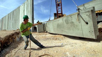 Construcción de un tramo del muro de Cisjordania, en 2004 en Belén.