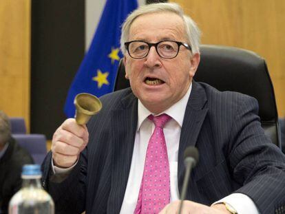 Jean-Claude Juncker toca la campana para iniciar la reunión del colegio de comisarios este miércoles en Bruselas.