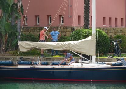 Luis Medina, con gorra, y un amigo, en Sotogrande (Cádiz), en agosto de 2021.