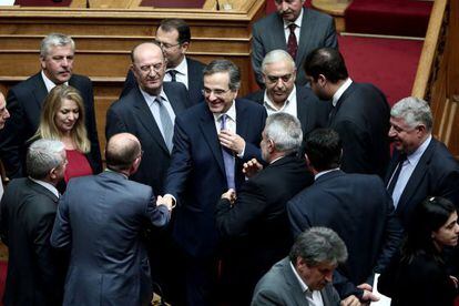 Antonis Samaras es felicitado tras la votación de los Presupuestos el pasado sábado.