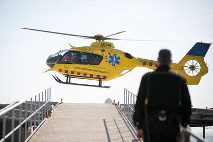 El helicóptero aterrizando en la base del Sant Pau