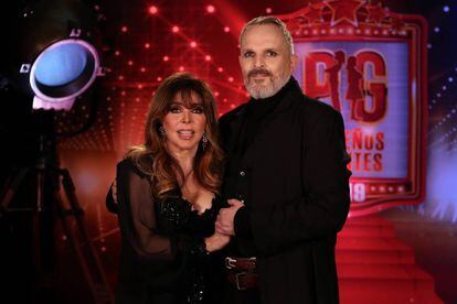 Miguel Bose, en una imagen de 'Pequeños Gigantes', junto a Verónica Castro.