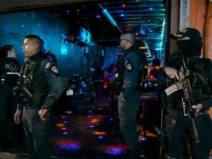 Policías en un punto de control establecido en la zona de discotecas de San José (Costa Rica), el 18 de agosto.