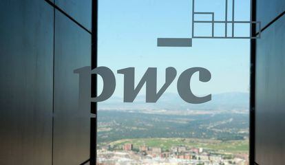 El logo de PwC en su sede de Madrid.
