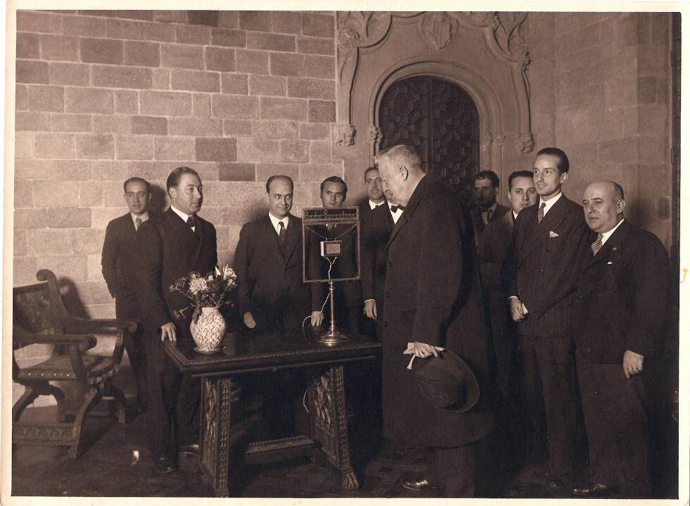 Joan Alavedra davant d'un micròfon de Radio Barcelona,al Palau de la Generalitat, als anys trenta