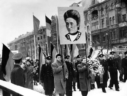 Manifestación por el 40 aniversario del asesinato de Karl Liebknecht y Rosa Luxemburgo, en 1959 en Berlín.