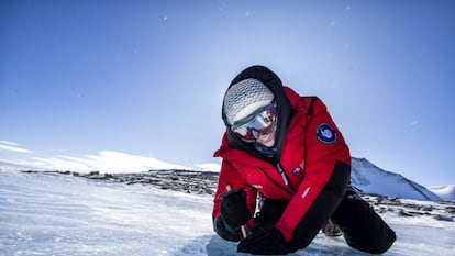 La glacióloga Veronica Tollenaar toma muestras en una zona de hielo azul en los Montes Ellsworth.