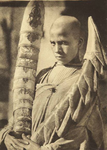 'Vendedor de babuchas' (1911). Ortiz Echagüe realizó su primera gran serie temática en el norte de África, adonde fue enviado a la unidad de globos aerostáticos por su condición de militar y diestro fotógrafo.