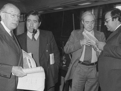 Enrique Tierno Galv&aacute;n, Luis G&oacute;mez Llorente, Jos&eacute; Pedro P&eacute;rez Llorca y Gregorio Peces-Barba (de izquierda a derecha), en 1978.