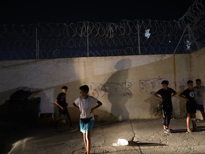 Un grupo de menores marroquíes trata sin éxito de regresar al albergue de Piniers (Ceuta) del que se habían escapado para evitar su repatriación.