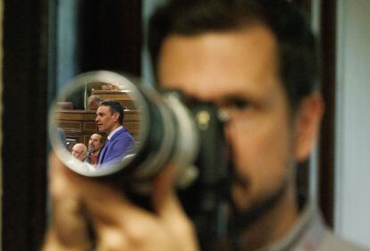 El presidente del Gobierno, Pedro Sánchez, reflejado en una cámara de fotos durante el debate. 
