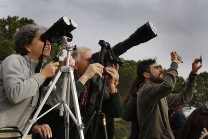 Membres de l’Agrupació Astronòmica de Sabadell durant la trobada per seguir aquest fenomen astronòmic.