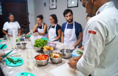 Una de las clases en el Taller de cocina Azafrán, en Lima (Perú).