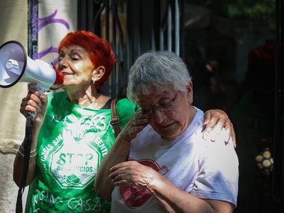 Una activista y afectada celebran la paralización de un desahucio, a finales de mayo en Madrid.