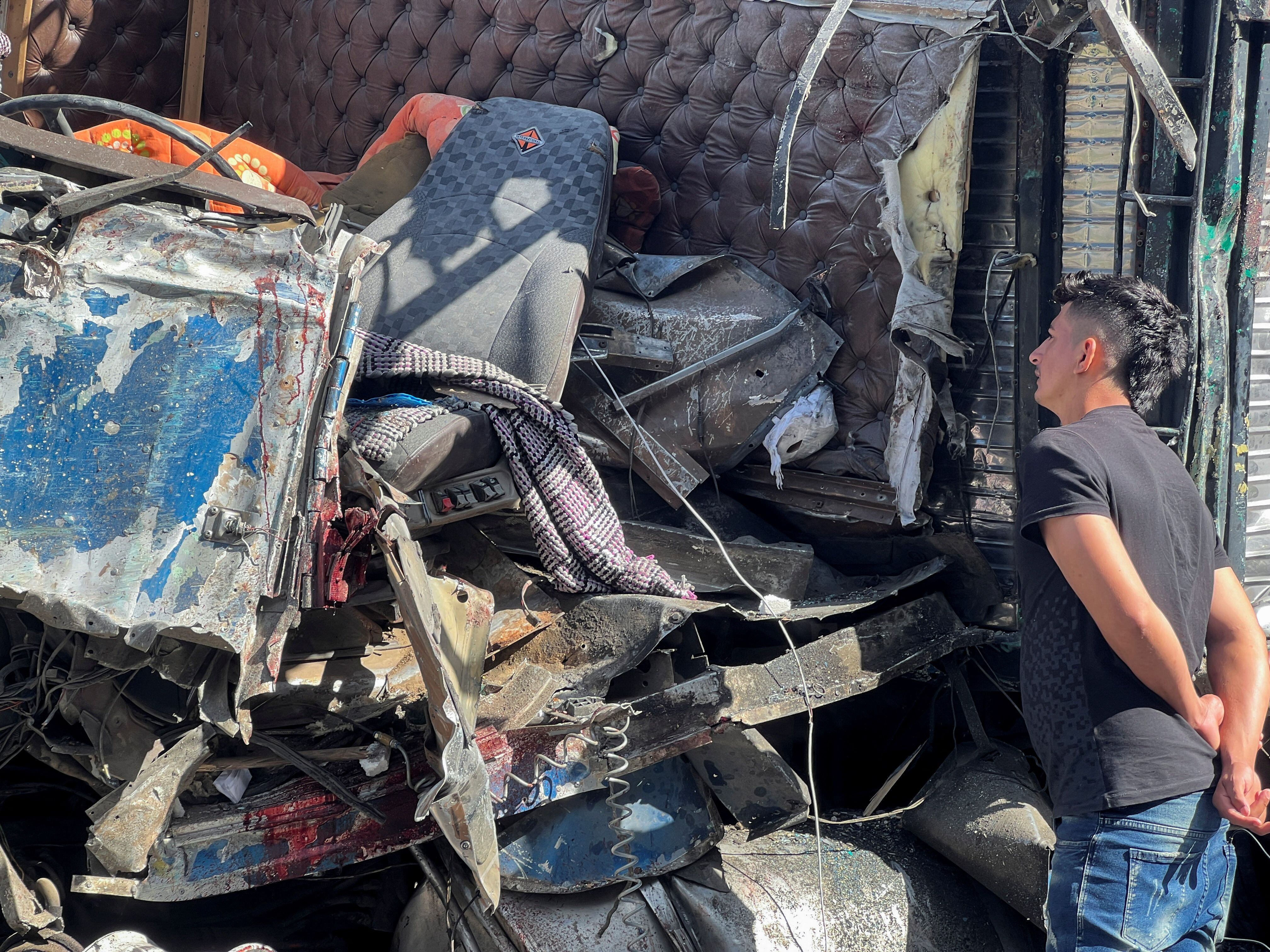 Un hombre observa los restos de un autobús dañado durante un accidente en Oaxaca.