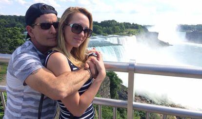 Charlie Sheen y Scottine Ross en las cataratas del Niágara, en 2014.