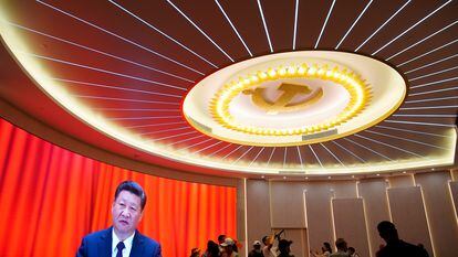 El presidente chino, Xi Jinping, aparece en una pantalla durante un evento que marca el 100º aniversario de la fundación del Partido Comunista de China, en Shanghái, el pasado 4 de junio.