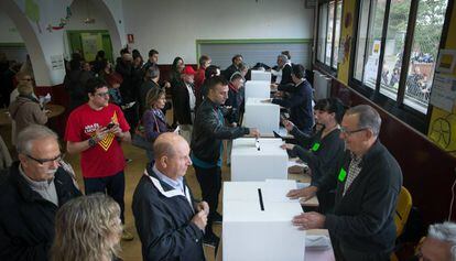 Ciudadanos votan en una escuela de Barcelona el 9-N de 2014.
