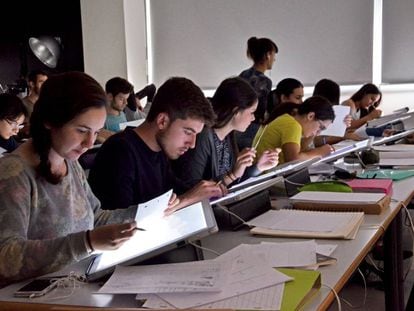 Alumnos en una clase de Diseño y Tecnologías Creativas de la Universidad Politécnica de Valencia.