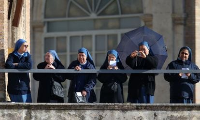 Un grupo de monjas esperan el inicio de la misa inaugural del pontificado del papa Francisco en la plaza de San Pedro.