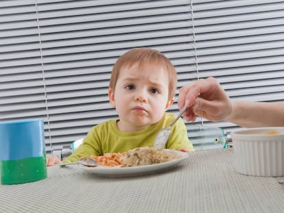 Una madre alimenta a su hijo. 