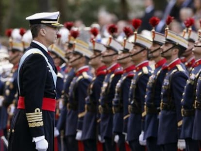 El Rey, vestido con el uniforme de capit&aacute;n general de la Armada, al inicio del desfile del D&iacute;a de la Fiesta Nacional.