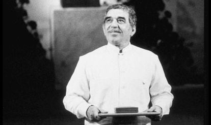 Gabriel García Márquez recibiendo el Nobel de Literatura en 1982