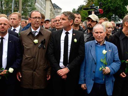 De izquierda a derecha con chaqueta negra y camisa blanca, Andreas Kalbitz y Björn Höcke (en el centro), destacados líderes del ala más radical de AfD durante una marcha en Chemnitz, en el este de Alemania, en 2018.
